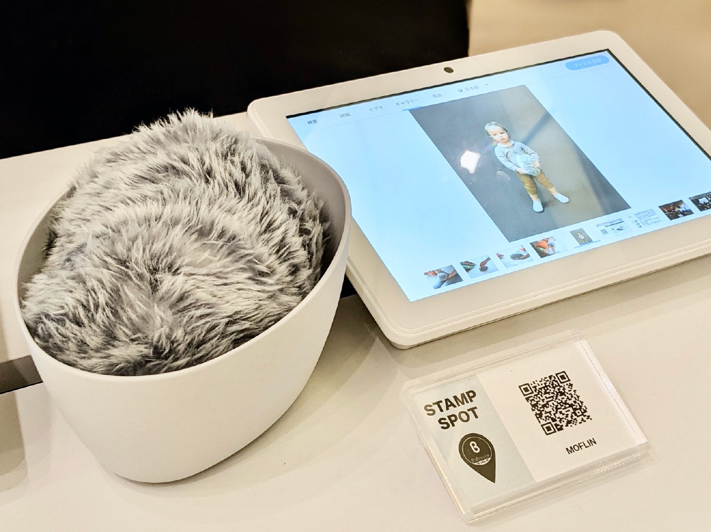 各商品の前にスタンプ獲得用QRコードを設置